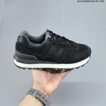 New Balance 574 LG 新百伦574 纽巴伦574 NB574 低帮 白灰色 男女同款复古情侣织物皮革减震防滑耐磨透气包裹性支撑平衡轻便保暖反光低邦跑步鞋 经典又耐看,沉稳中透着时尚感.鞋面采用网眼与麂皮相结合的材质,既保证了良好的透气性,又增添了鞋子的质感.标志性的“N”字Logo以白色呈现,在灰色鞋面上十分醒目,整体设计简约大方又不失个性;鞋垫柔软贴合脚底,能有效缓解行走时的压力,鞋底运用了New Balance的缓震科技,提供了不错的支撑和回弹效果.鞋头、后跟使用ENCAPTL材质,复合式避雷系统,减震同时更加稳定,耐用性能佳. 货号:U574LGGBHL111200528 B